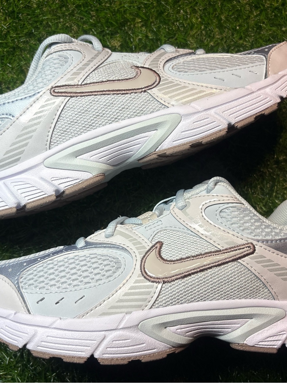 Nike Women's 7.5 cream, extremely lighwhite and rose gold accents Running Shoes